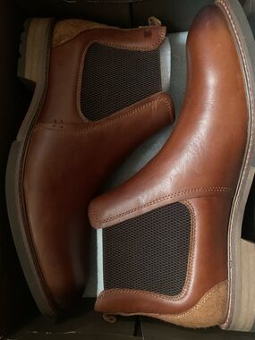 Florsheim Men's Chukka Boots in Chestnut Brown. Brand new never worn.